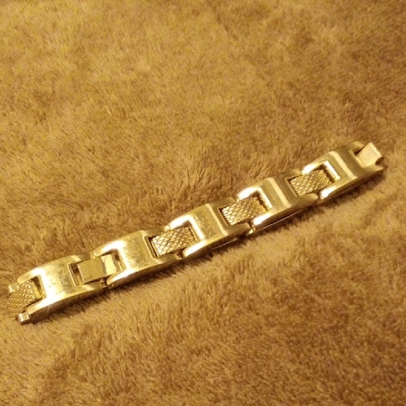 Stylish Gold-Tone Link Bracelet - Picture 3 of 4